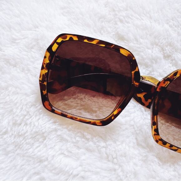 Layla Tortoise Brown Sleek Square Sunglasses - Picture 2 of 12